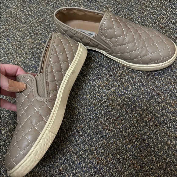 Steve Madden Women's Quilted Slip-On Sneakers Tan Size 9 - Picture 3 of 5